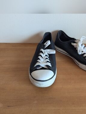 Genuine Tomy Takkies Classic Black Canvas Low-Top Sneakers with White Toecap 42